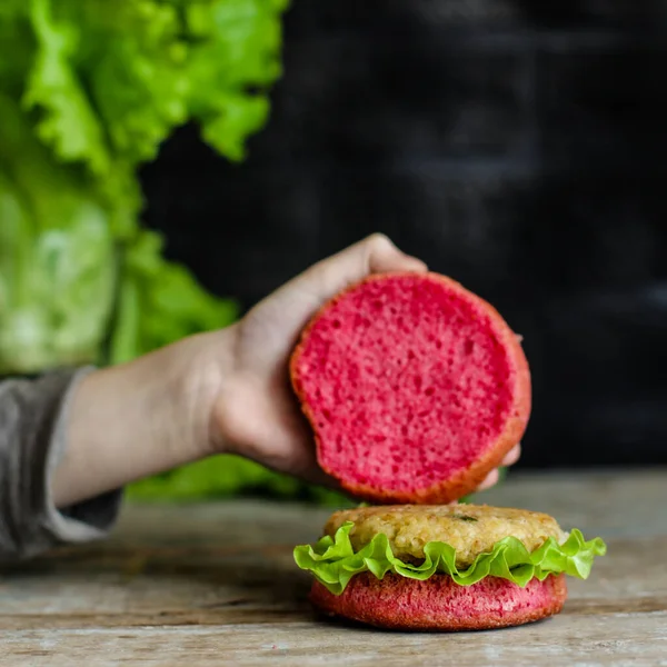 Hamburguesa Roja Sándwich Con Carne Bollo Rosa —  Fotos de Stock