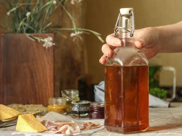 Uomo Versa Bicchiere Vino Una Bottiglia — Foto Stock