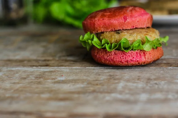 Червоний Бургер Бутерброд Ясом Рожевою Булочкою — стокове фото