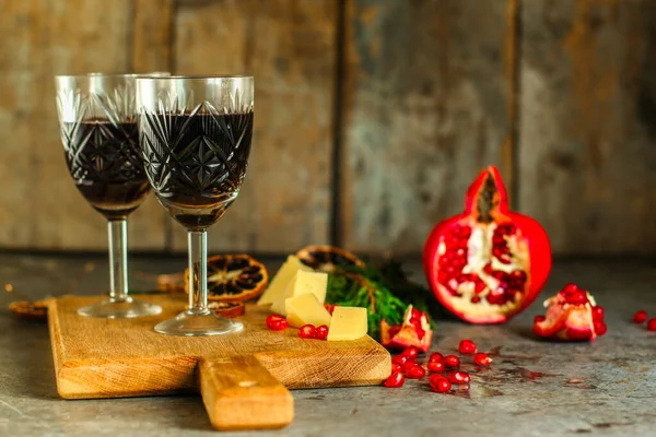 Zwei Weingläser Auf Dem Tisch Mit Weihnachtsdekor — Stockfoto