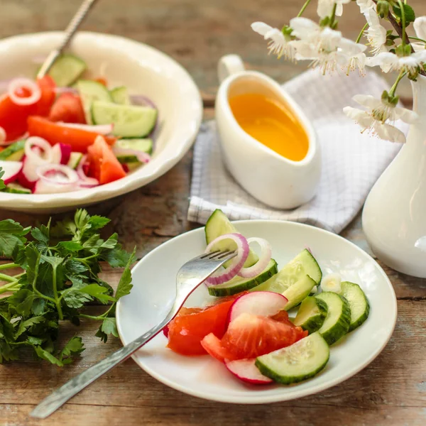 Petit Déjeuner Avec Salade Fraîche Sur Table Bois — Photo