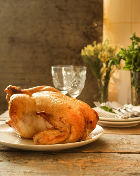 Gebratenes Huhn Mit Gemüse Und Gewürzen Auf Holztisch — Stockfoto