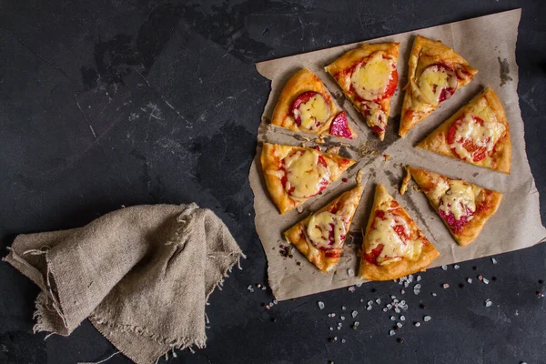 Domácí Pizza Salámem Sýrem — Stock fotografie