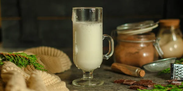Glas Mjölk Med Chokladbitar — Stockfoto