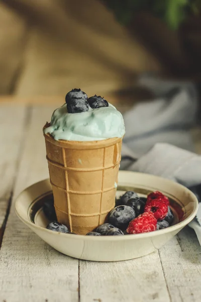 Blaues Eis Mit Blaubeeren — Stockfoto