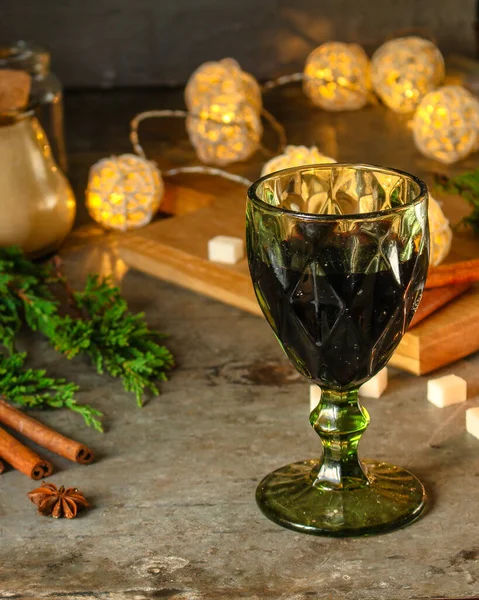 クリスマスの装飾が施されたテーブルの上の赤ワインのグラス — ストック写真