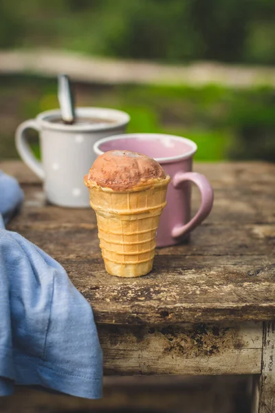 Kaffekopp Och Croissant Träbordet — Stockfoto