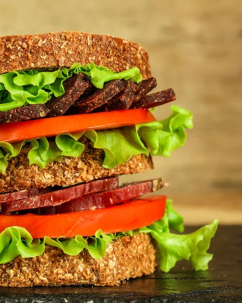 Sandwich Dried Meat Slices Vegetables — Fotografia de Stock