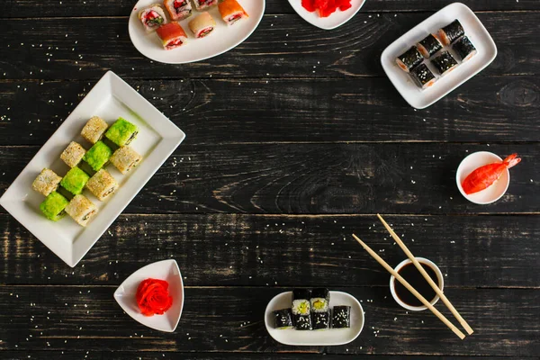Közeli Kilátás Ízletes Sushi Meg Asztalon Hagyományos Ázsiai Konyha — Stock Fotó
