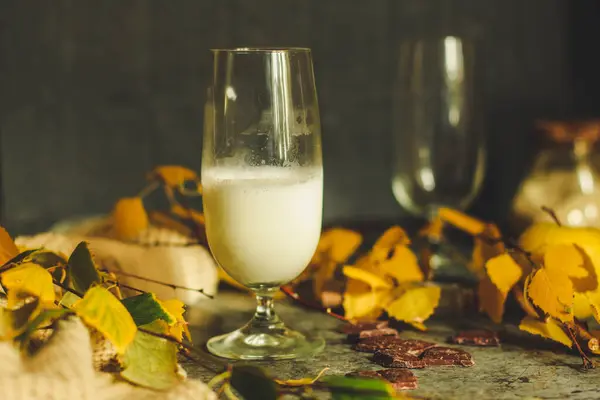 Cerrar Taza Transparente Café Con Leche Sobre Fondo Las Hojas — Foto de Stock