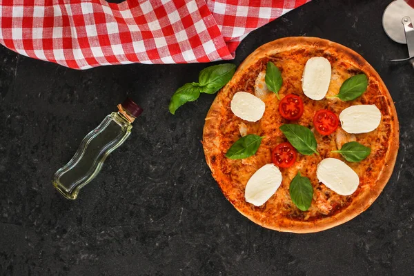 Siyah arka planda mozzarella, fesleğen ve sebzeli pizza. Yakın çekim görüntüsü. Boşluğu kopyala