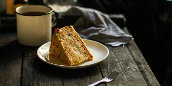 Шматок Домашнього Торта Чашкою Чаю Дерев Яному Столі — стокове фото