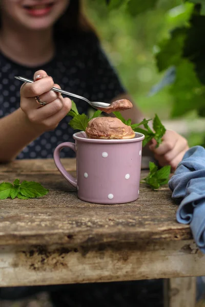 Kvinna Äter Choklad Glass Från Kopp — Stockfoto