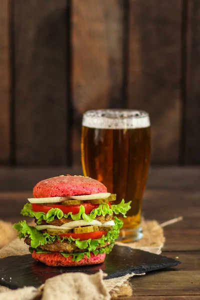 Burger Pink Bun Beer — Stock Photo, Image