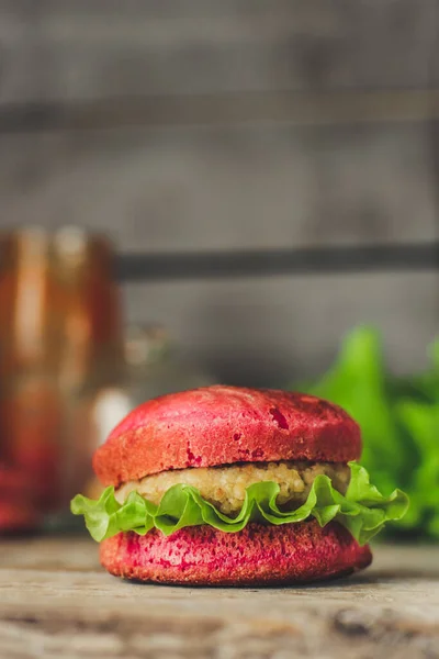 Hambúrguer Vermelho Sanduíche Com Carne Pão Rosa — Fotografia de Stock