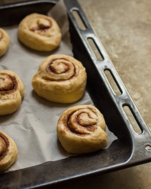Ev yapımı tarçınlı çörek hazırlama