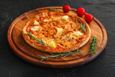 Tahtadaki pizza. Kapatın.
