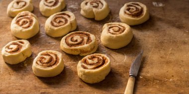 Ev yapımı tarçınlı çörek hazırlama