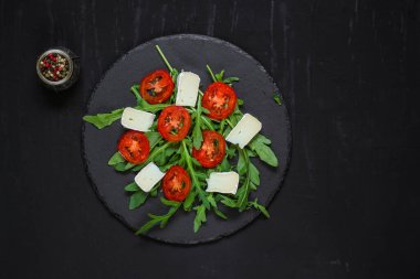 Caprese salatasını kapat 