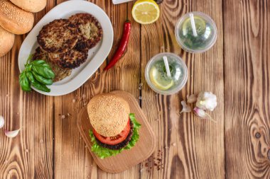Tahtadaki hamburgeri limonatayla kapat. 