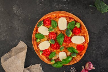 Siyah arka planda mozzarella, fesleğen ve sebzeli pizza. Yakın çekim görüntüsü. Boşluğu kopyala