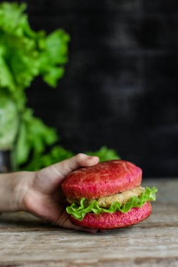 Kırmızı burger, etli sandviç ve pembe çörek.