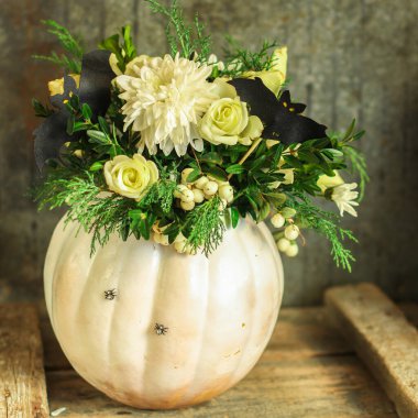 Kırsal arka planda balkabağında çiçekler olan buket.