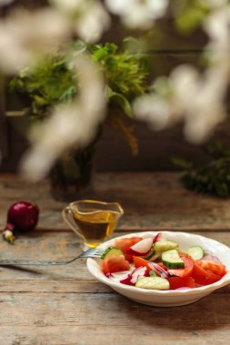 Tahta masada taze salatalı kahvaltı.