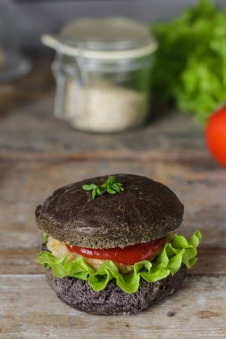 Siyah burger. Yaklaş.
