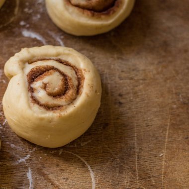 Ev yapımı tarçınlı çörek hazırlama
