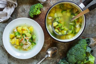 Brokoli ve tavuklu çorba.