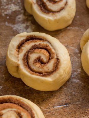 Ev yapımı tarçınlı çörek hazırlama