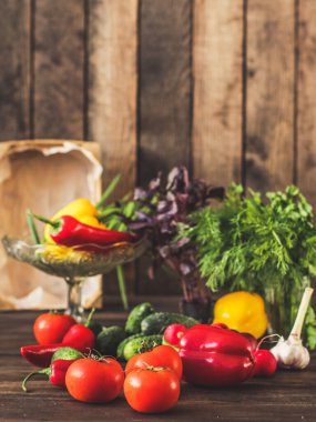 Tahta arka planda taze mevsimlik sebzeler