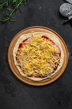 Ev yapımı pizza hazırlama malzemelerinin üst görünümü