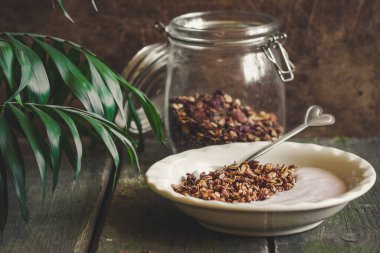 Sağlıklı kahvaltı masada.