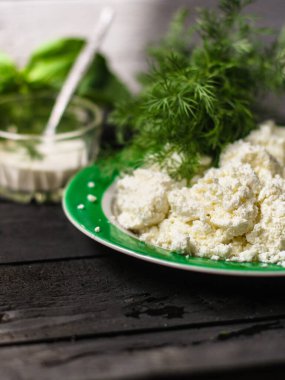 Taze otlu süzme peynir.