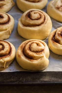 Ev yapımı tarçınlı çörek hazırlama
