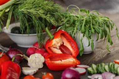 Tahta arka planda taze mevsimlik sebzeler