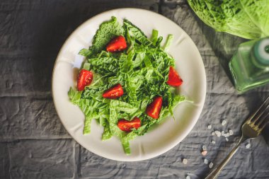 Lahana ve domatesli taze salata. 