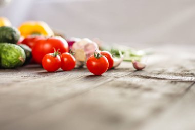 Tahta arka planda taze mevsimlik sebzeler