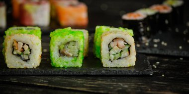 Masada nefis suşi seti, geleneksel Asya mutfağı.