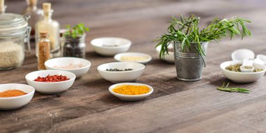 Tahta masadaki çeşitli baharatlar. 