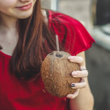 Hasır şapkalı güzel bir genç kadın.