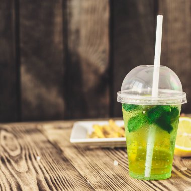 Naneli ve limonlu limonata.