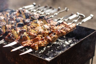Izgarada şiş kebap, yakın plan. 