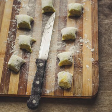Gnocchi taze porsiyon yemek için hazır sofrada fotokopi alanı arka plan kırsal