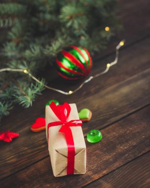 Ahşap arka planda noel hediyesi kutusunun yakın plan görüntüsü