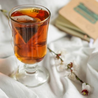 Ahşap masa arkasında bir fincan çay, yakın çekim manzarası.