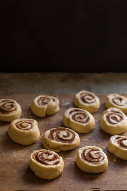 Ev yapımı tarçınlı çörek hazırlama