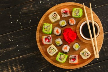 Masada nefis suşi seti, geleneksel Asya mutfağı.